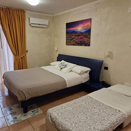 Vittoria Guest House ซาแลร์โน ภายนอก รูปภาพ