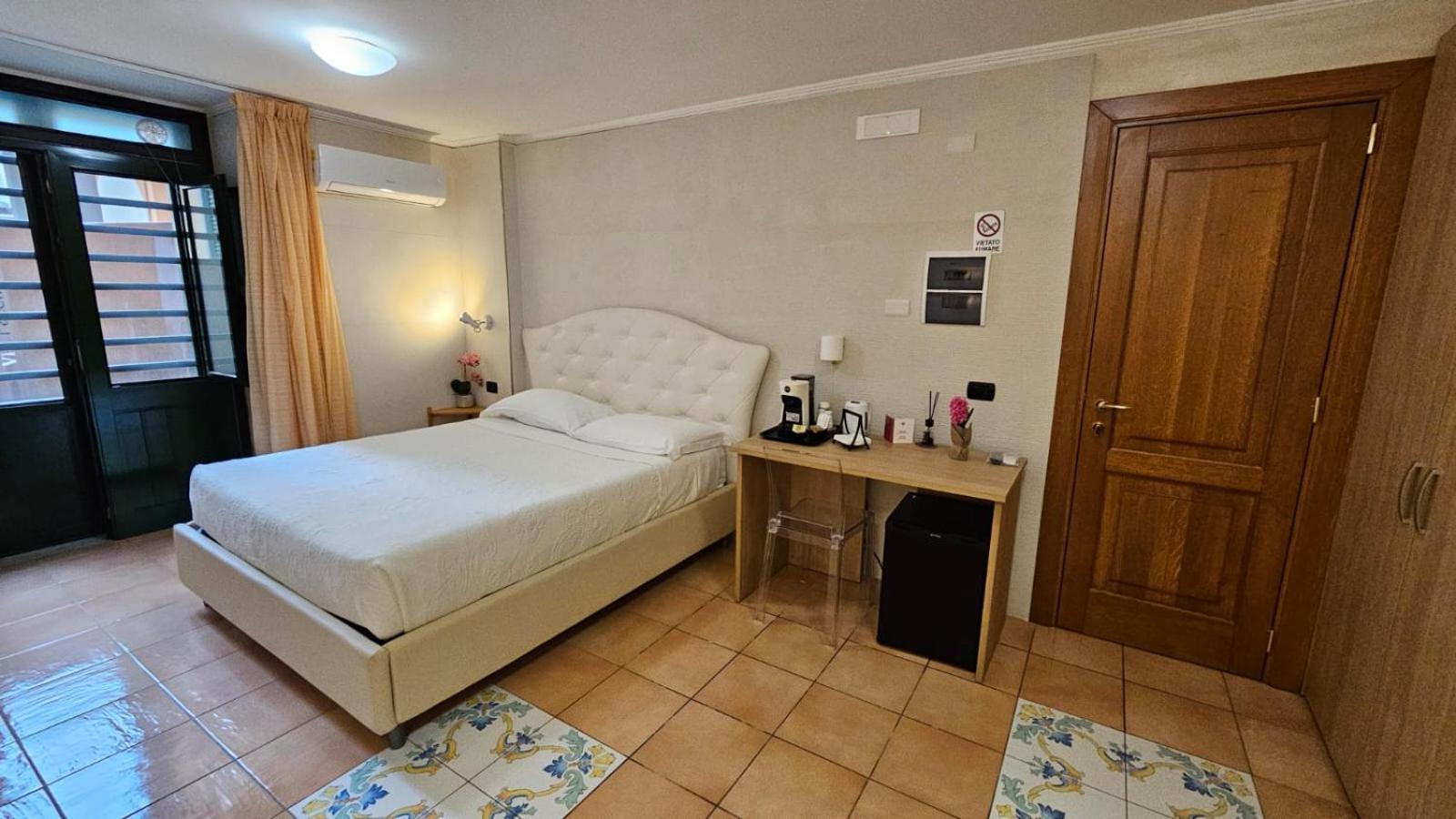 Vittoria Guest House ซาแลร์โน ภายนอก รูปภาพ